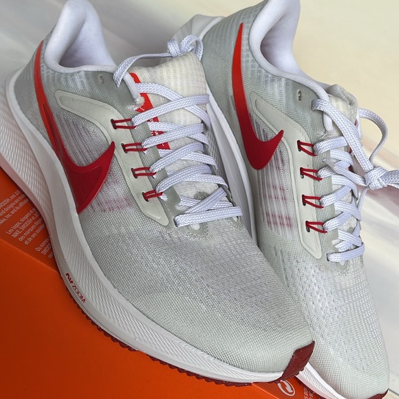 Nike WMNS Pegasus 39
White/Photon Dust/Brght
Crimson/University Red
Road Running - Picture 8 of 16